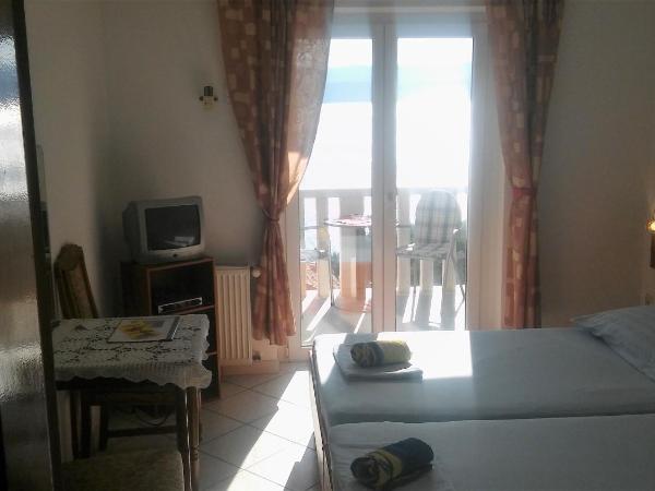 Apartments and rooms by the sea Stanici, Omis - 14783 : photo 2 de la chambre chambre double avec balcon - vue sur mer