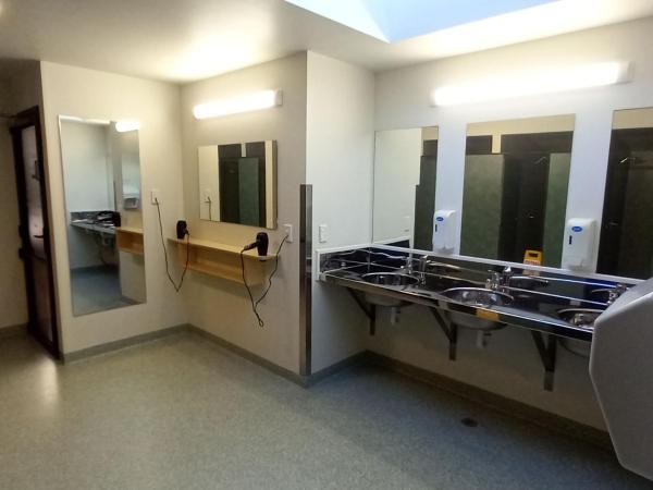 Wanaka Top 10 Holiday Park : photo 3 de la chambre petite chambre double avec salle de bains commune