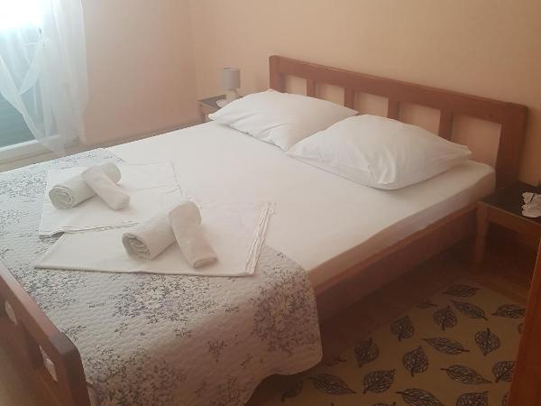 Apartments and rooms with parking space Solaris, Sibenik - 12269 : photo 2 de la chambre studio avec terrasse et vue sur la mer