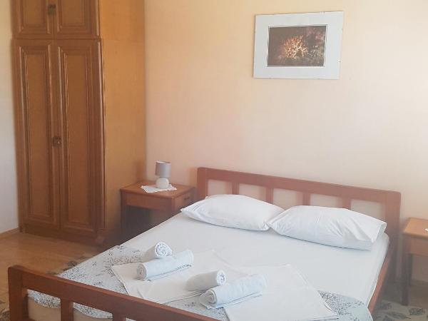 Apartments and rooms with parking space Solaris, Sibenik - 12269 : photo 2 de la chambre studio avec terrasse et vue sur la mer