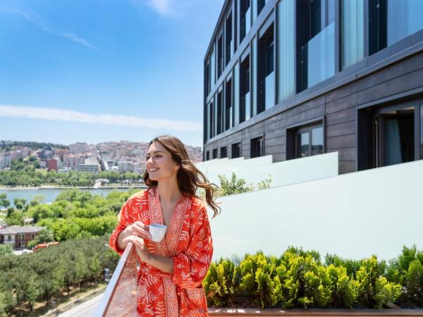 Mövenpick Istanbul Hotel Golden Horn : photo 4 de la chambre chambre premium avec lit king-size et vue sur la mer