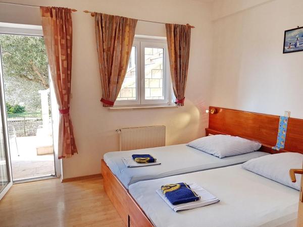 Apartments and rooms by the sea Stanici, Omis - 14782 : photo 4 de la chambre appartement 1 chambre avec terrasse