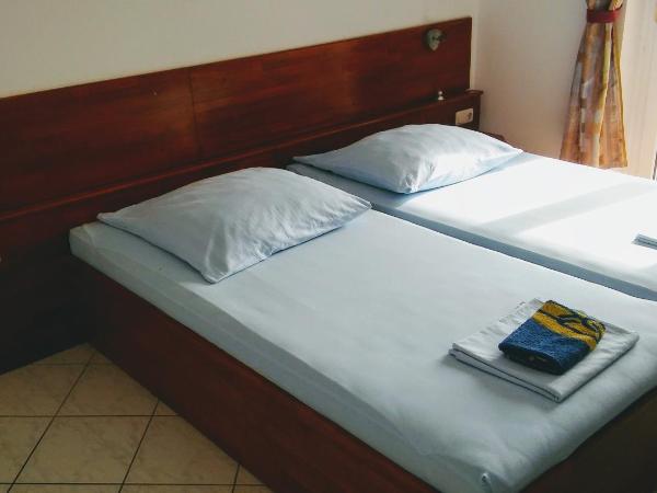 Apartments and rooms by the sea Stanici, Omis - 14782 : photo 2 de la chambre chambre double avec balcon - vue sur mer