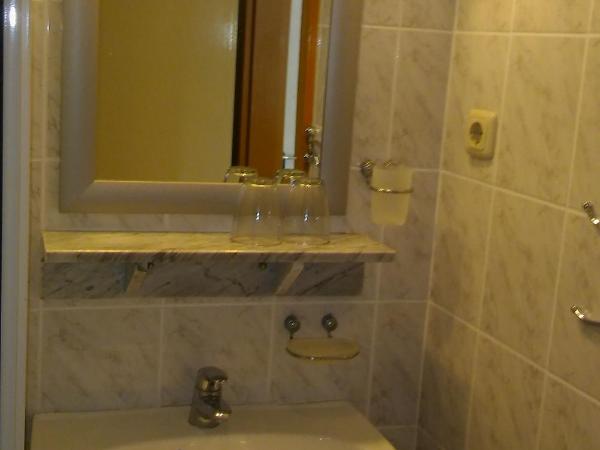 Apartments and rooms by the sea Stanici, Omis - 14782 : photo 4 de la chambre chambre double avec balcon - vue sur mer