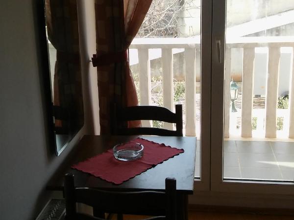 Apartments and rooms by the sea Stanici, Omis - 14782 : photo 2 de la chambre chambre double avec balcon