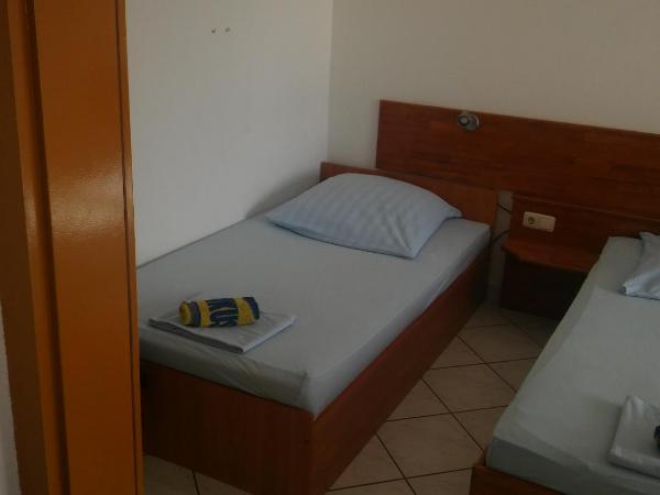 Apartments and rooms by the sea Stanici, Omis - 14783 : photo 3 de la chambre appartement 1 chambre avec balcon et vue sur mer