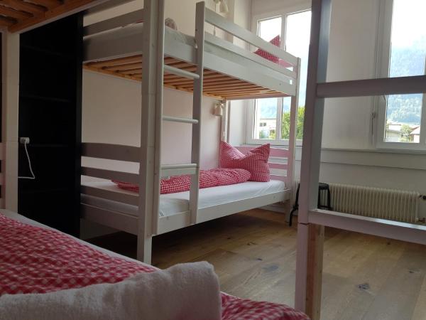 Adventure Hostel Interlaken : photo 3 de la chambre chambre triple avec salle de bains