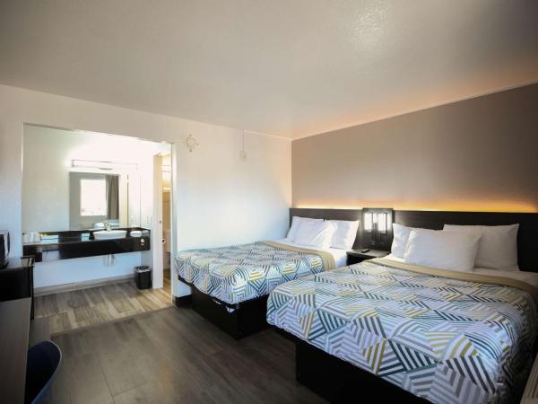 Motel 6-Sacramento, CA - Old Sacramento North : photo 1 de la chambre chambre quadruple pour personnes à mobilité réduite - douche accessible en fauteuil roulant