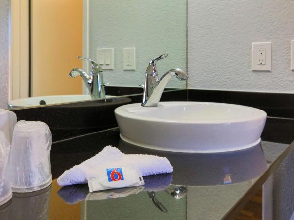 Motel 6-Sacramento, CA - Old Sacramento North : photo 4 de la chambre chambre quadruple de luxe - non-fumeurs