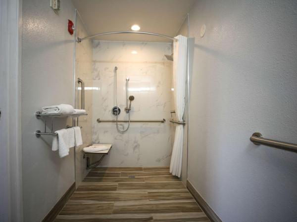 Motel 6-Sacramento, CA - Old Sacramento North : photo 4 de la chambre chambre lit queen-size accessible aux personnes à mobilité réduite – non-fumeurs