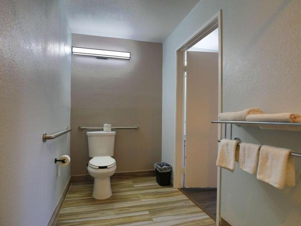 Motel 6-Sacramento, CA - Old Sacramento North : photo 5 de la chambre chambre lit queen-size accessible aux personnes à mobilité réduite – non-fumeurs