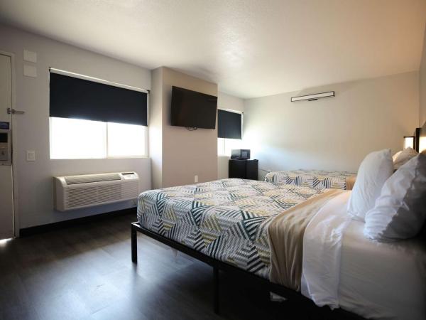 Motel 6-Sacramento, CA - Old Sacramento North : photo 1 de la chambre chambre avec 2 lits queen-size et douche accessible en fauteuil roulant - adaptée aux personnes à mobilité réduite