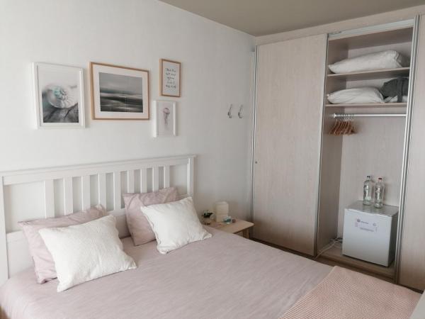 Sea-Me Ostend : photo 1 de la chambre chambre double avec salle de bains privative séparée