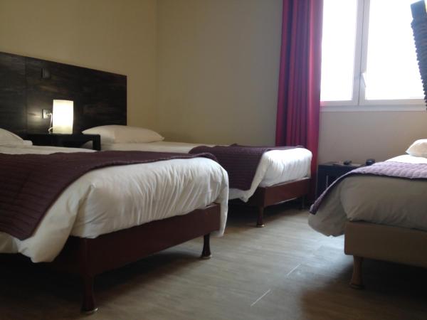 Kyriad Perpignan Sud : photo 5 de la chambre chambre triple