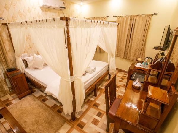 Hotel Cecil : photo 2 de la chambre suite lit king-size avec balcon