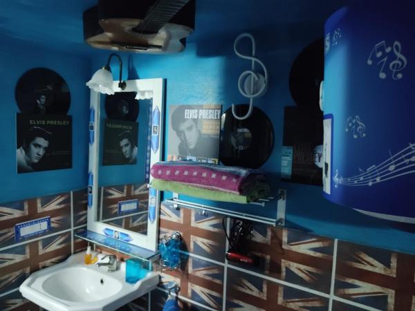 Elvis - Marilyn - Vasco Rossi - Airport Catania Center : photo 5 de la chambre grande chambre double