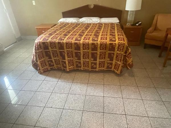 Budgetel Inn and Suites - Louisville : photo 3 de la chambre chambre lit king-size