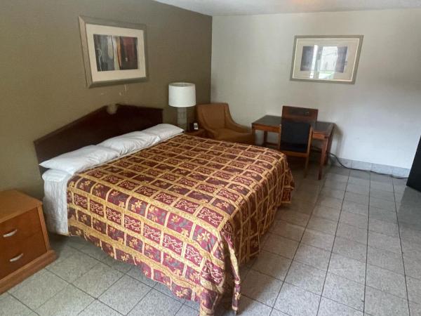 Budgetel Inn and Suites - Louisville : photo 4 de la chambre chambre lit king-size