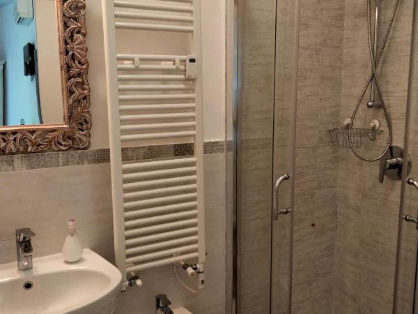 BeB San Lorenzo : photo 9 de la chambre chambre double ou lits jumeaux avec salle de bains privative