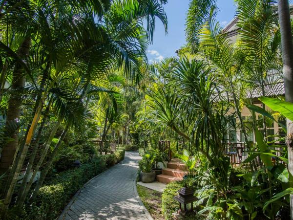 Laksasubha Hua Hin : photo 2 de la chambre grand hébergement lit king-size - vue sur jardin