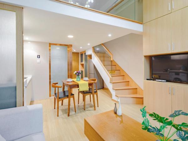 July Apartment : photo 6 de la chambre sunshine loft king room