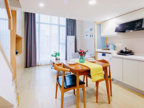 July Apartment : photo 7 de la chambre sunshine loft king room