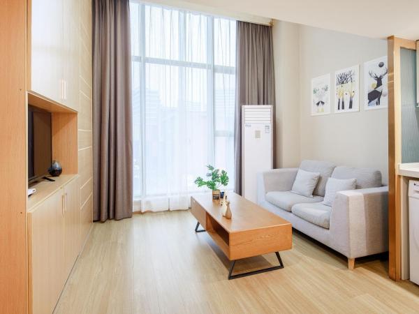 July Apartment : photo 4 de la chambre sunshine loft king room