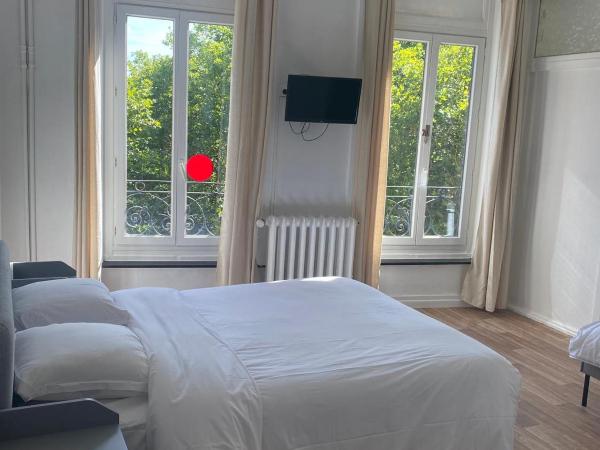 HOTEL DU CENTRE : photo 2 de la chambre chambre familiale