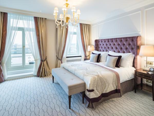 Fairmont Hotel Vier Jahreszeiten, Hotel des Jahres 2023 & 2024- Die 101 Besten : photo 2 de la chambre chambre double deluxe avec balcon