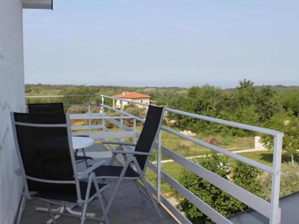 Apartments and rooms with a swimming pool Babici, Umag - 3046 : photo 5 de la chambre chambre triple avec terrasse