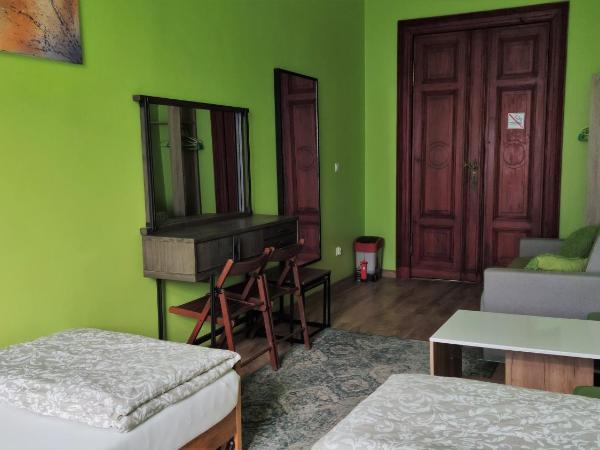 Babel Hostel : photo 2 de la chambre chambre double ou lits jumeaux avec lit d'appoint