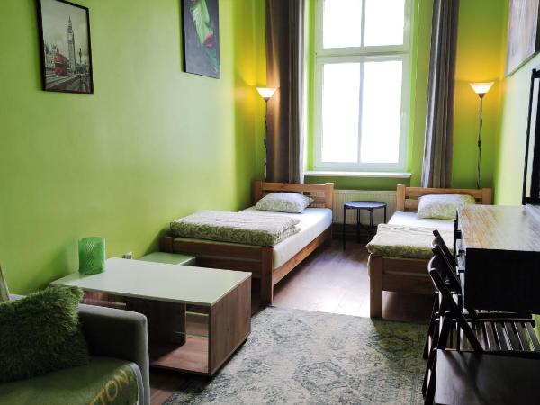 Babel Hostel : photo 1 de la chambre chambre double ou lits jumeaux avec lit d'appoint