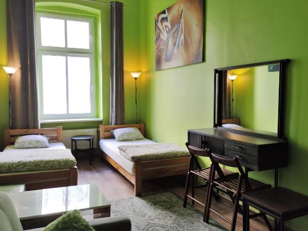 Babel Hostel : photo 5 de la chambre chambre double ou lits jumeaux avec lit d'appoint