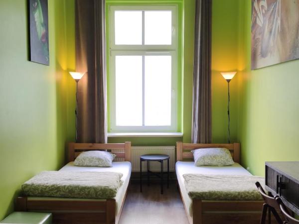 Babel Hostel : photo 3 de la chambre chambre double ou lits jumeaux avec lit d'appoint