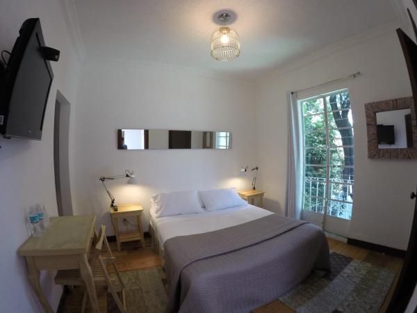Distrito Condesa Rooms and Studios : photo 1 de la chambre chambre lit queen-size avec balcon