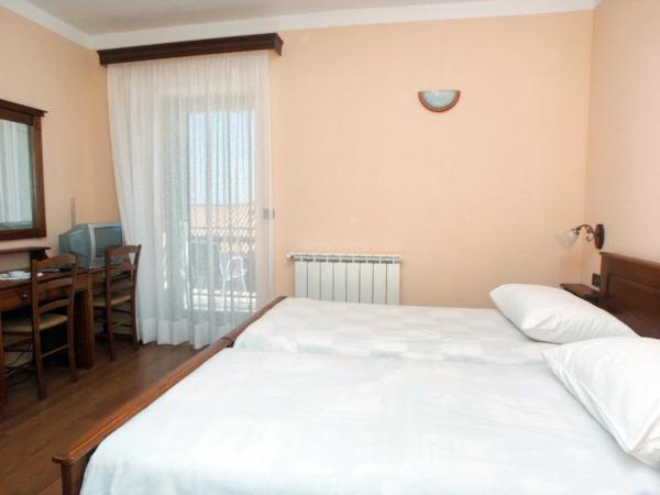 Rooms by the sea Rabac, Labin - 3016 : photo 1 de la chambre chambre double avec balcon - vue sur mer
