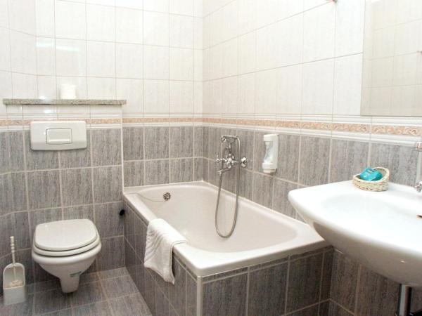 Rooms by the sea Rabac, Labin - 3016 : photo 3 de la chambre chambre lits jumeaux avec terrasse - vue sur mer 