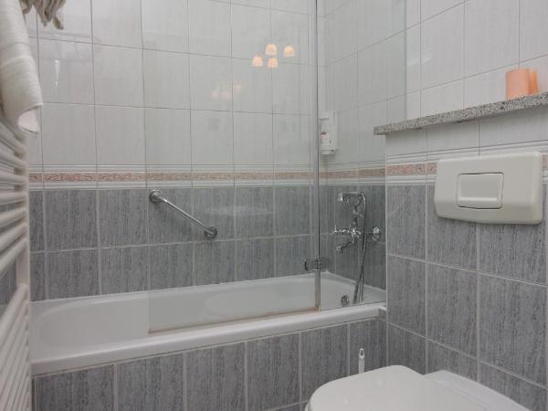 Rooms by the sea Rabac, Labin - 3016 : photo 3 de la chambre chambre lits jumeaux avec balcon - vue sur mer