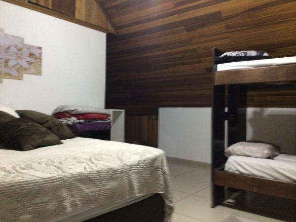 Espaço Jardim Curitiba : photo 5 de la chambre chambre quadruple avec salle de bains commune