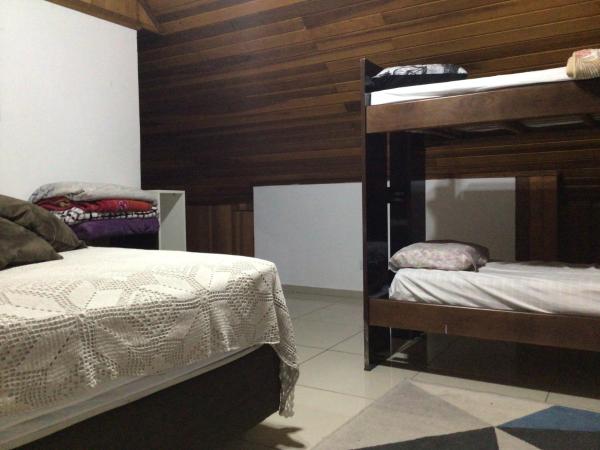 Espaço Jardim Curitiba : photo 6 de la chambre chambre quadruple avec salle de bains commune