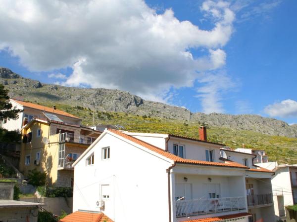 Rooms by the sea Duce, Omis - 3063 : photo 6 de la chambre chambre double avec balcon