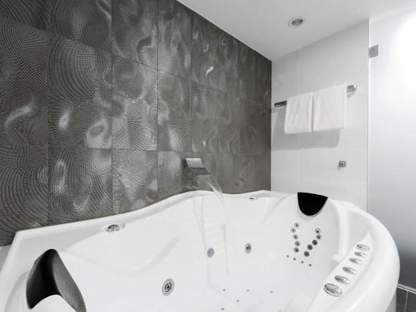 Avenue Hotel Canberra : photo 1 de la chambre suite avec baignoire spa