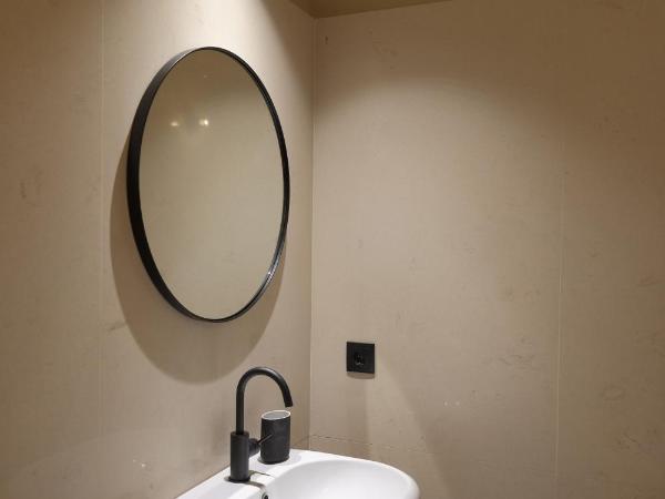 Oporto CoLiving Circunvalação 13250 : photo 2 de la chambre chambre double avec salle de bains privative