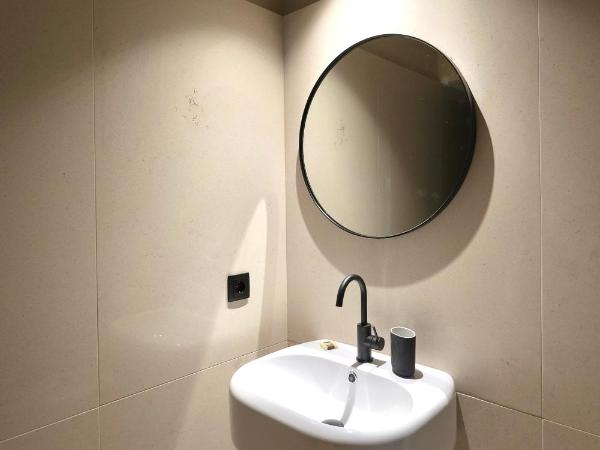 Oporto CoLiving Circunvalação 13250 : photo 4 de la chambre chambre double avec salle de bains privative