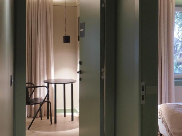 Oporto CoLiving Circunvalação 13250 : photo 9 de la chambre chambre double avec salle de bains privative