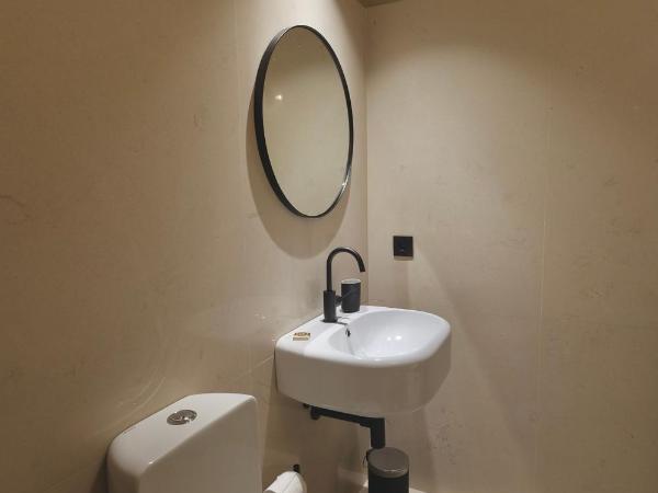 Oporto CoLiving Circunvalação 13250 : photo 3 de la chambre chambre double avec salle de bains privative