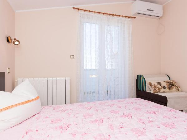 Double Room Krk 5294b : photo 1 de la chambre chambre double avec terrasse - vue sur mer