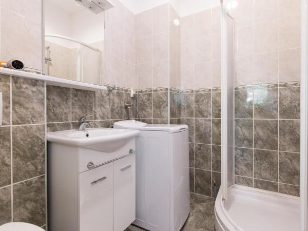 Apartments and rooms with parking space Krk - 5294 : photo 7 de la chambre appartement 1 chambre avec terrasse