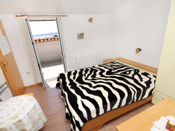 Apartments and rooms with parking space Krk - 5294 : photo 1 de la chambre chambre double avec terrasse - vue sur mer