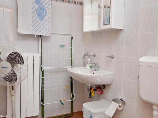 Apartments and rooms with parking space Krk - 5294 : photo 4 de la chambre chambre double avec terrasse - vue sur mer